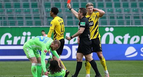 Dortmund beats Wolfsburg 6-0. 2nd half ended scores 6 - 0. 89' Goal kick for Dortmund. 89' Wolfsburg player strikes the shot off target, ball is cleared by the Dortmund.